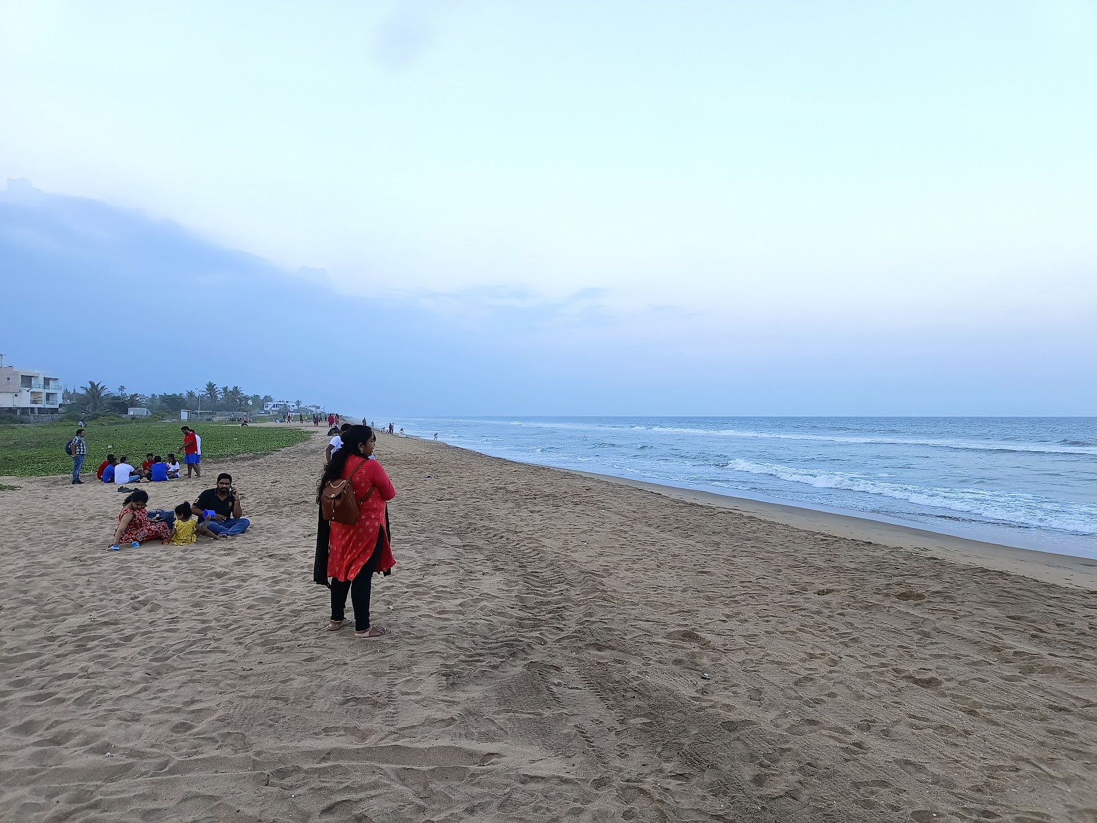 Foto de Uthandi Beach con arena beige superficie