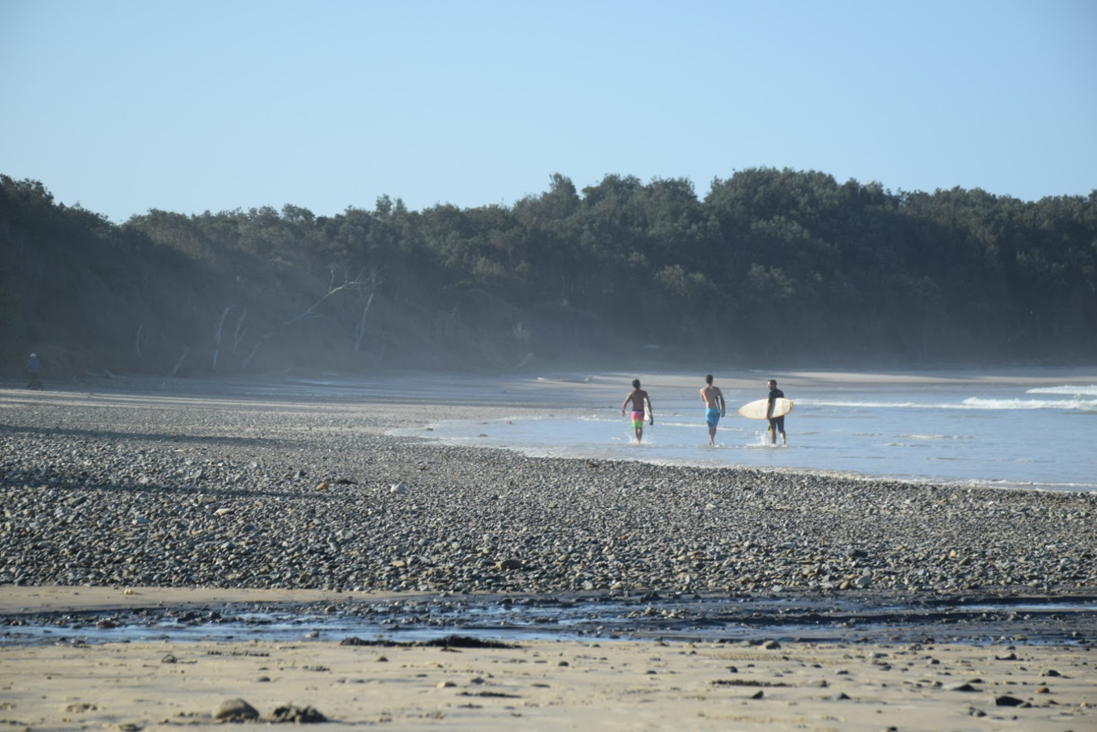 Photo de Sandon Beach entouré de montagnes