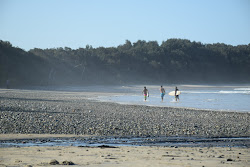 Photo de Sandon Beach entouré de montagnes