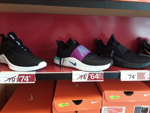 Shoe Store «Famous Footwear», reviews and photos, 1881 S Robert St, West St Paul, MN 55118, USA