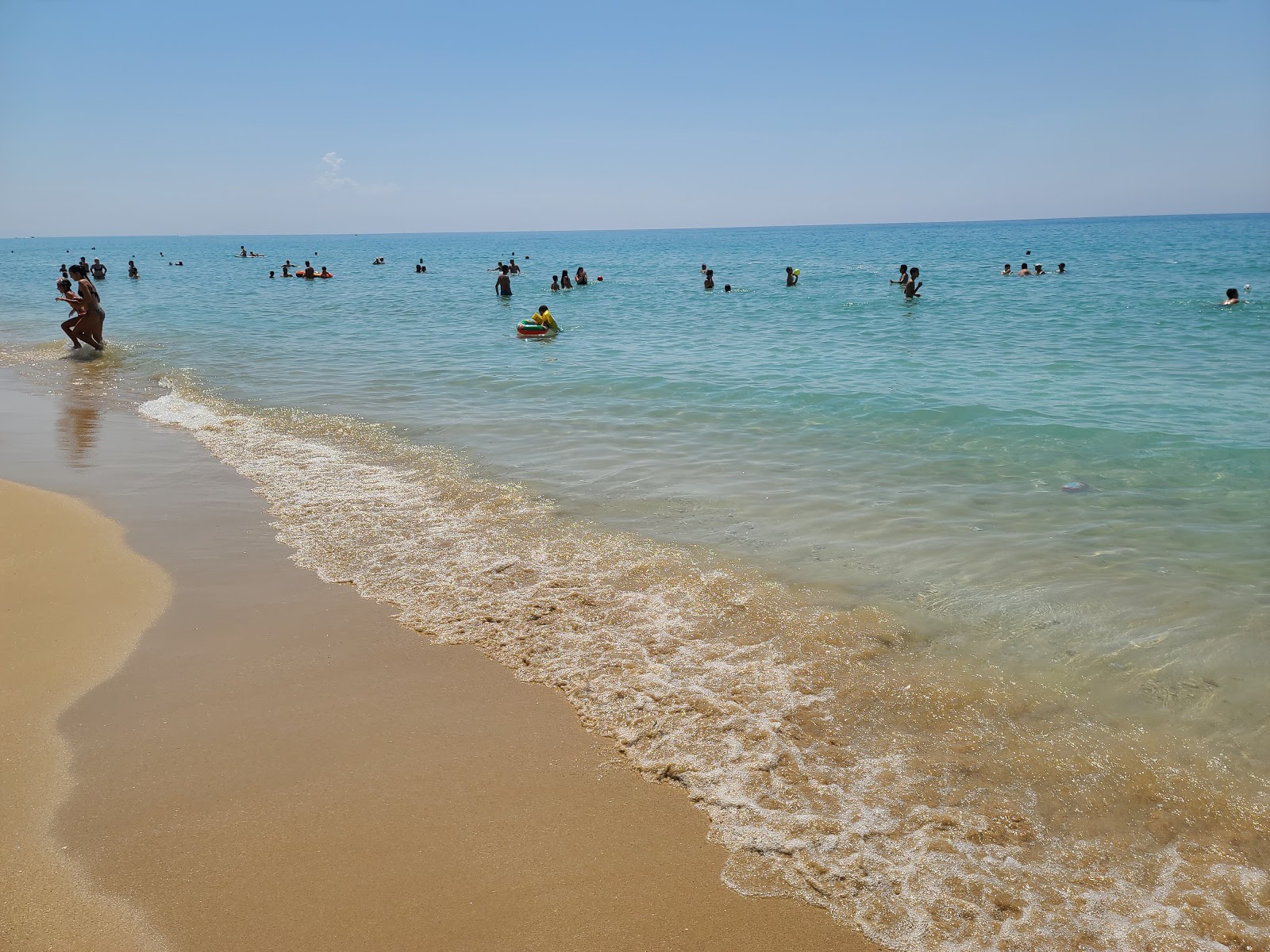 Foto von loutsas beach und die siedlung