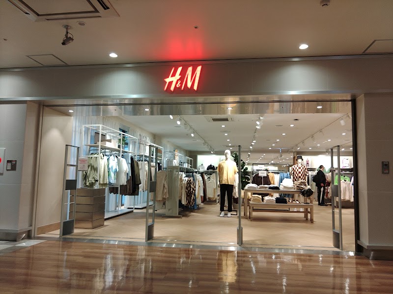H&M コースカベイサイド店