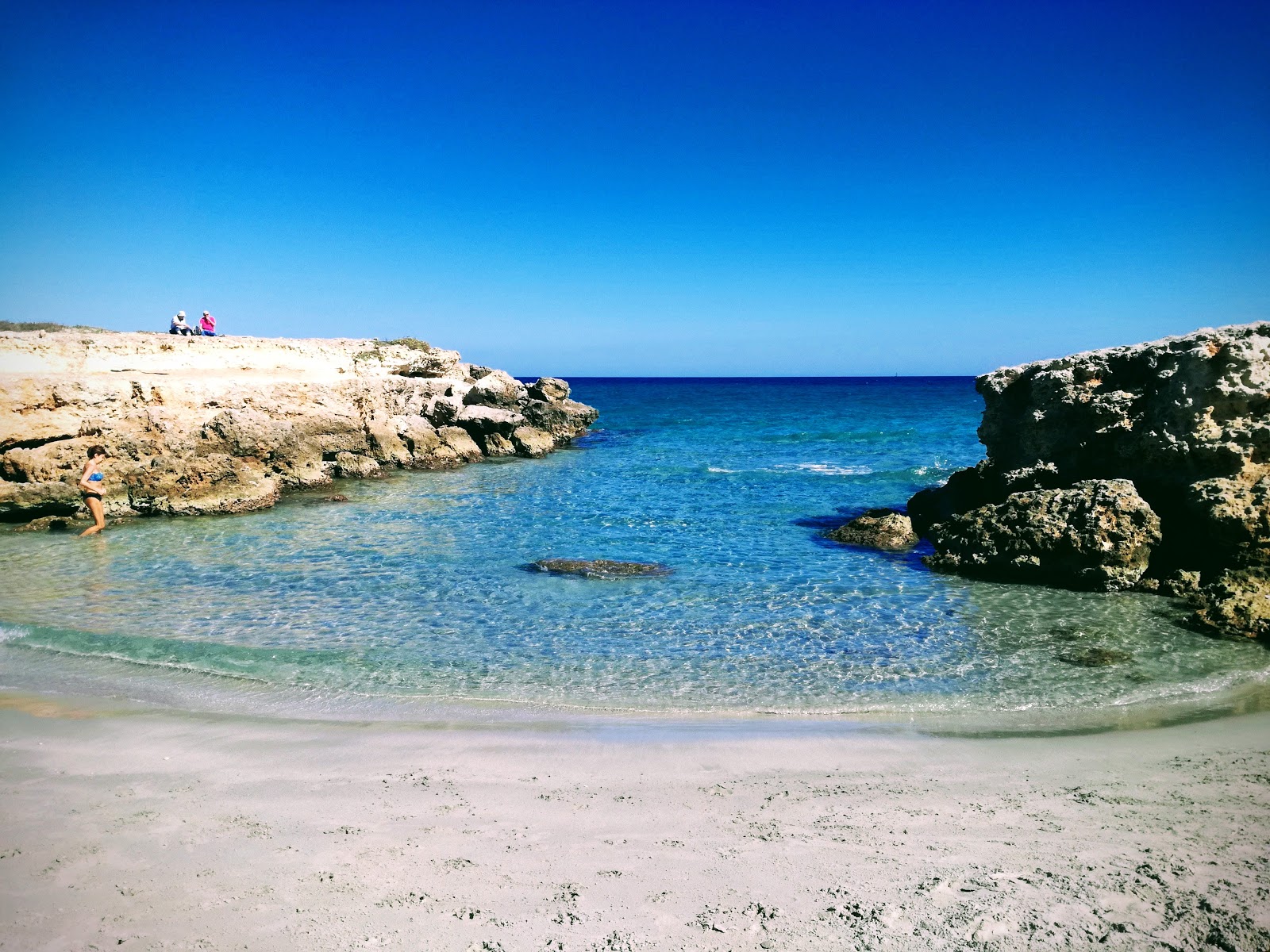Foto von Baia della Pastiddhuzza mit beiger sand & steine Oberfläche