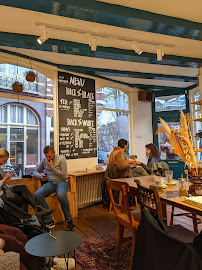 Atmosphère du Restaurant servant le petit-déjeuner BACK IN BLACK COFFEE by KB Coffee Roasters à Paris - n°18