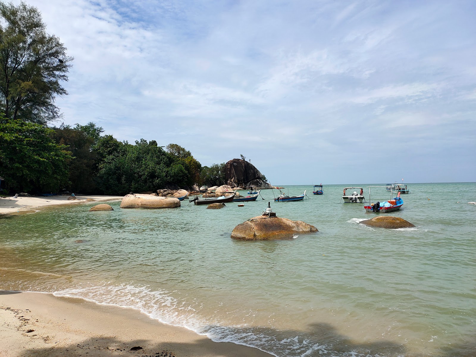 Foto af Kilat Beach bakket op af klipperne