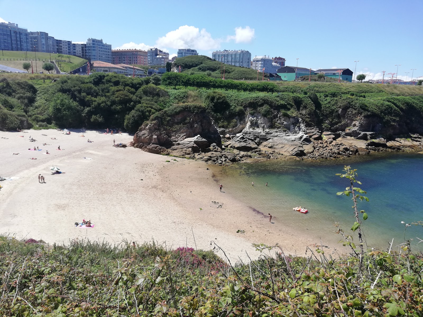 Praia de Adormideiras II'in fotoğrafı dağlarla çevrili