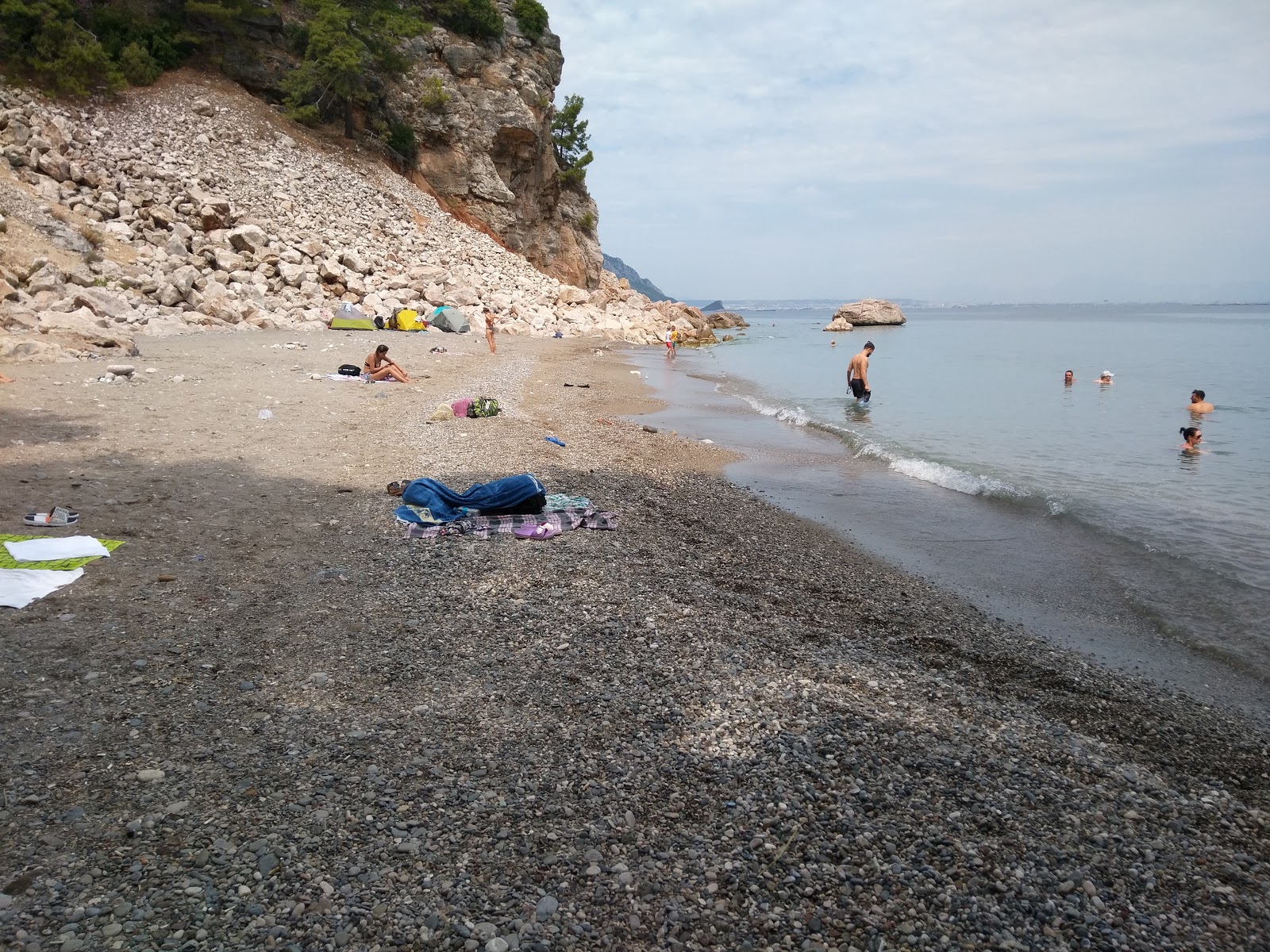 Fotografie cu Trash bay beach cu nivelul de curățenie înalt