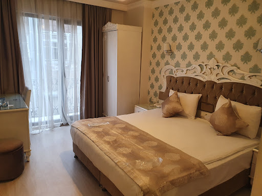 Deluxe Newport Hotel