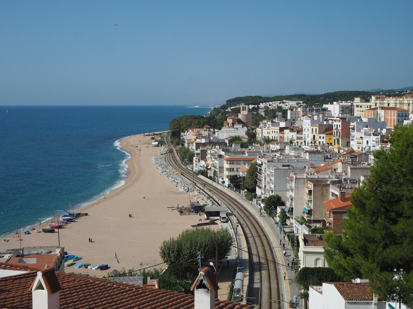 Φωτογραφία του Platja de les Barques με φωτεινή άμμος επιφάνεια