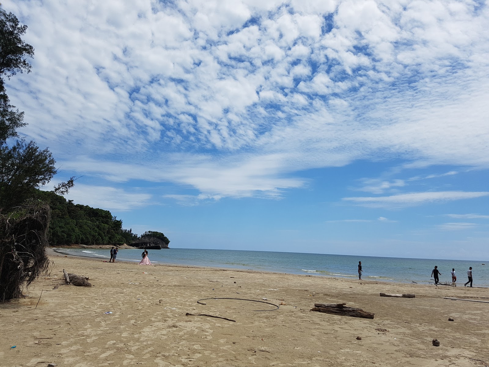 Φωτογραφία του Tanjung Lobang Beach με επίπεδο καθαριότητας εν μέρει καθαρό