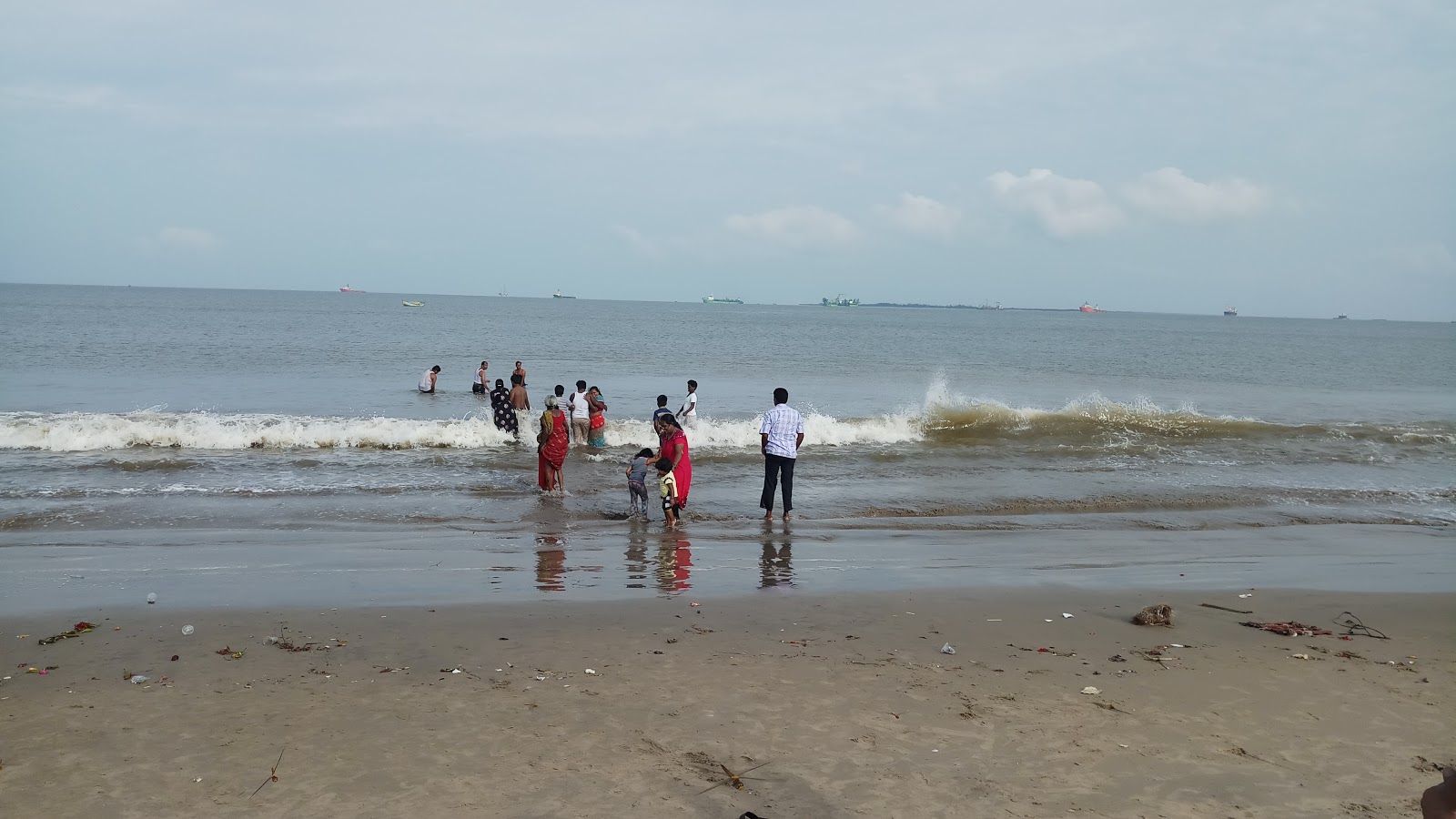 Kakinada Beach的照片 带有碧绿色水表面