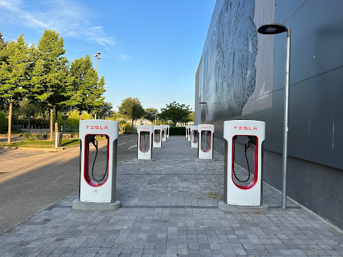 Borne de recharge de véhicules électriques Tesla Supercharger Nîmes