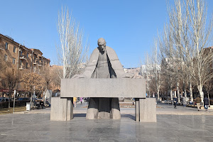 Alexander Tamanyan Statue image