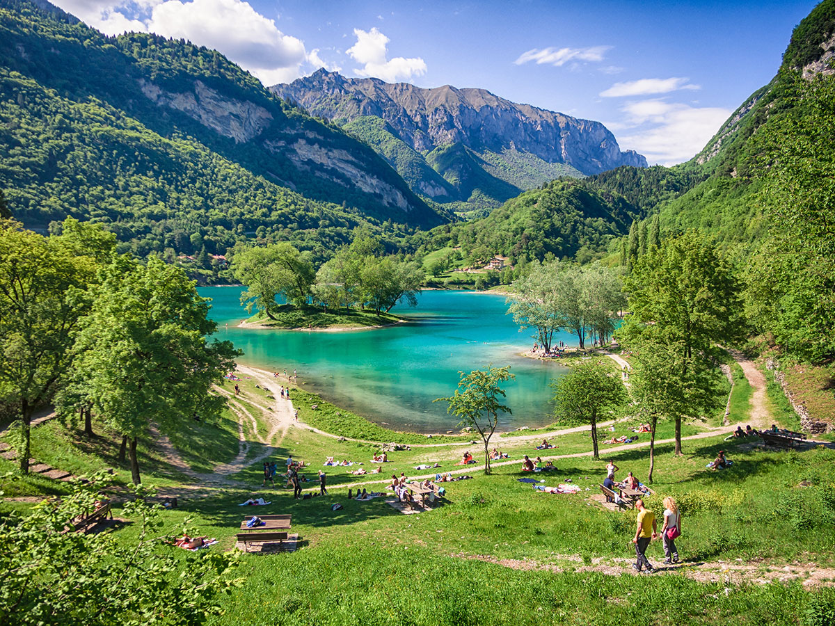 Foto af Spiaggia lago di tenno med lang lige kyst