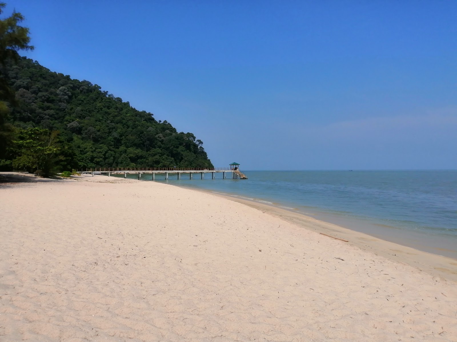 Zdjęcie Keracut Beach z powierzchnią turkusowa woda