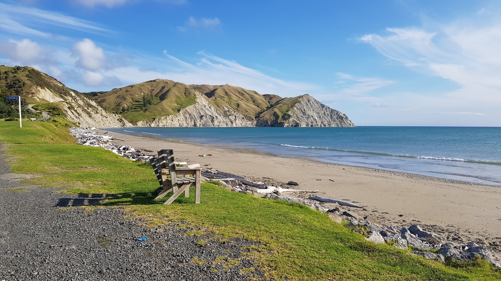 Photo de Opoutama Beach avec l'eau cristalline de surface