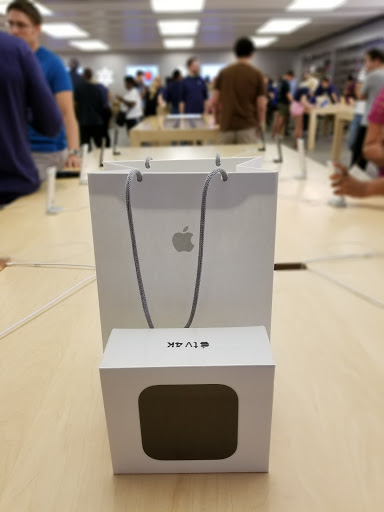 Computer Store «Apple Somerset», reviews and photos, 2800 W Big Beaver Rd, Troy, MI 48084, USA