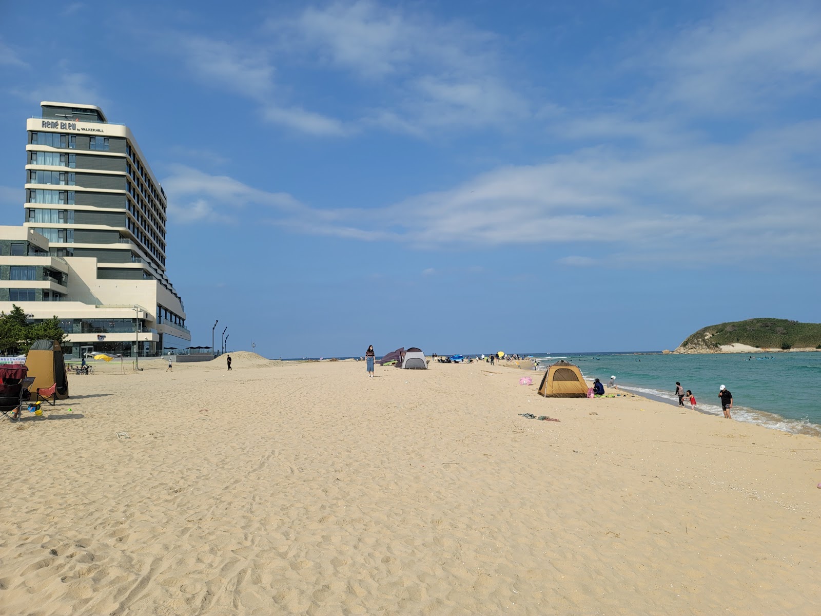 Songjiho Beach的照片 带有宽敞的海岸