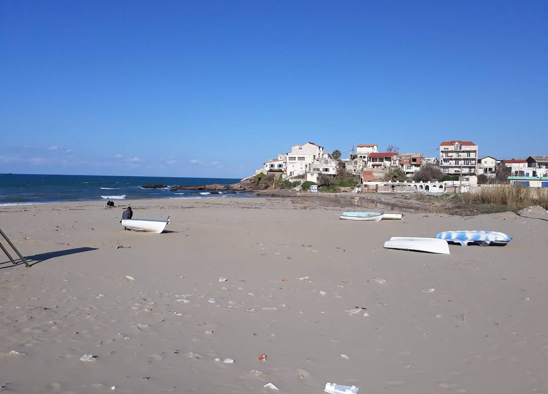 Plage de Boumerdes的照片 带有蓝色纯水表面