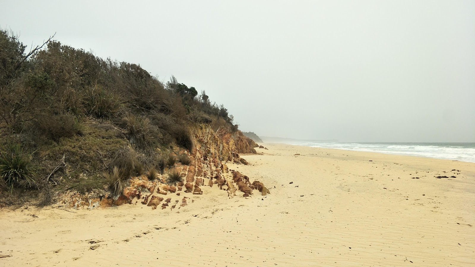 Fotografija Brou Beach nahaja se v naravnem okolju