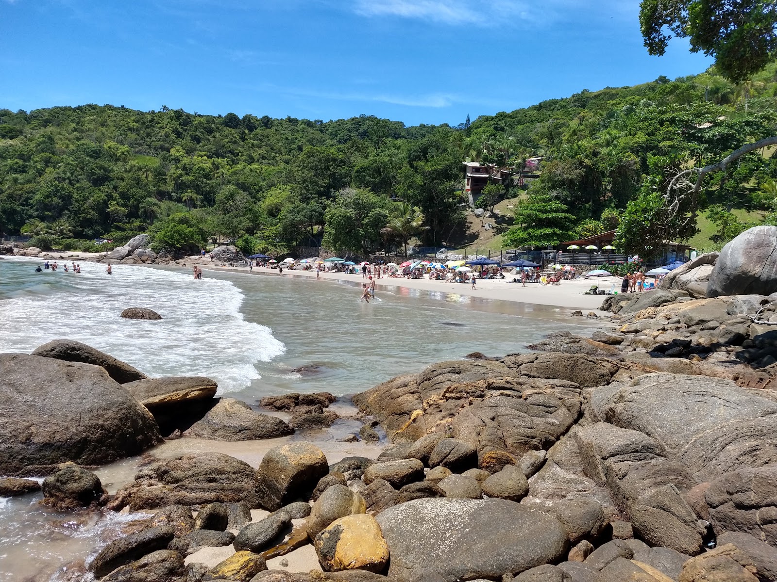 Foto de Praia do Estaleiro con muy limpio nivel de limpieza