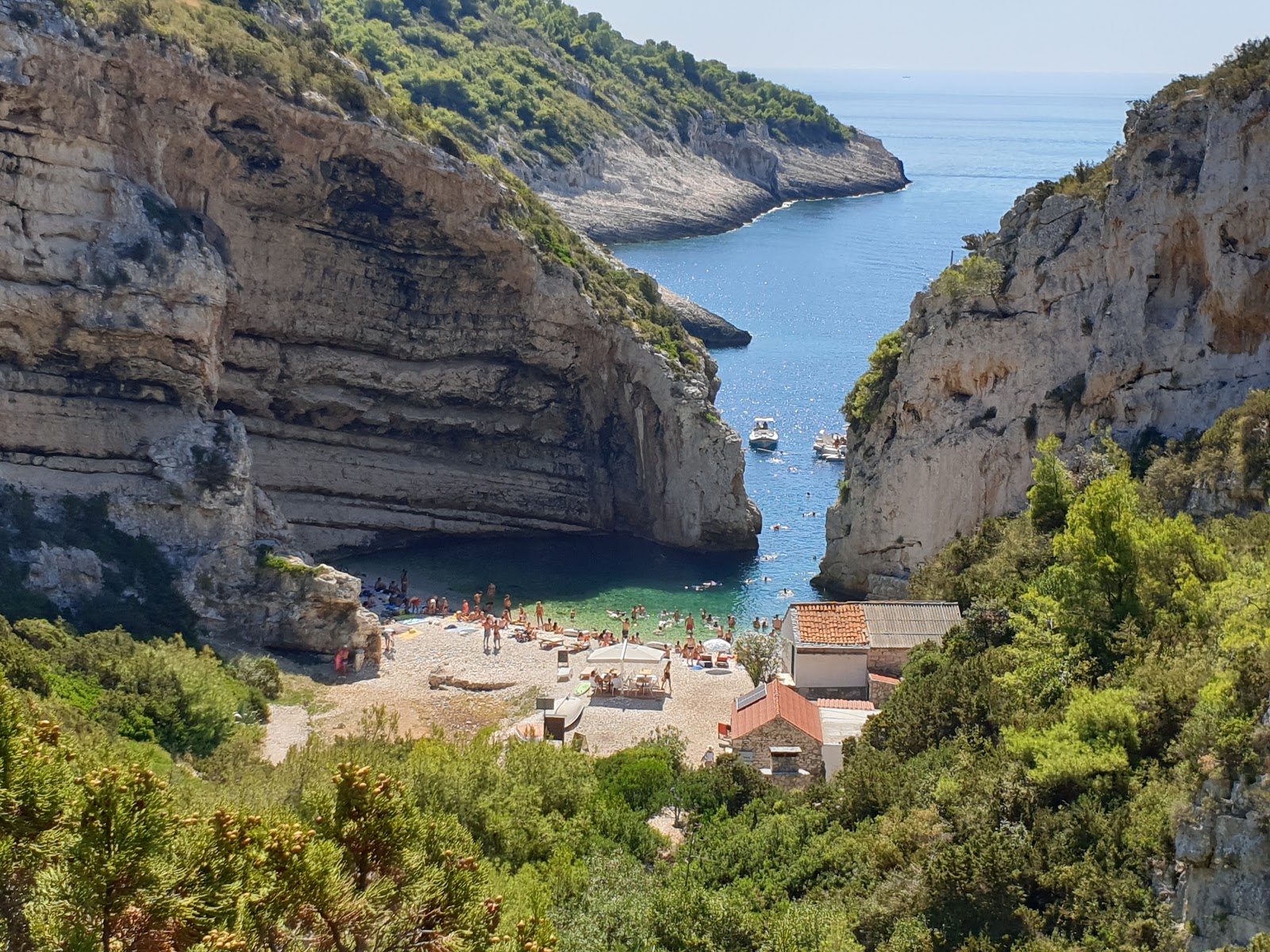 Foto di Spiaggia di Stiniva con una superficie del ciottoli beige