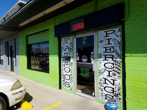 Tattoo Shop «Lucky 7S Tattoo Shop», reviews and photos, 210 S Gloster St, Tupelo, MS 38801, USA