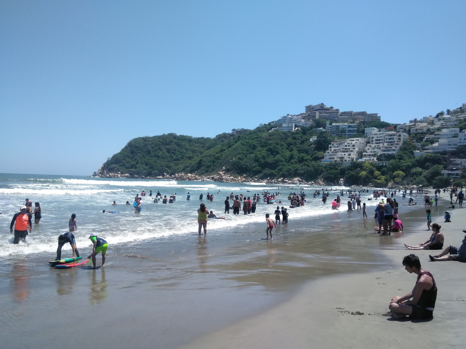 Foto von Playa Revolcadero und die siedlung