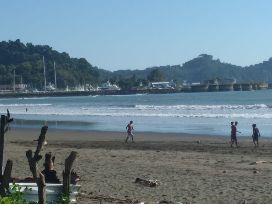 Foto av Playa Quepos med lång rak strand