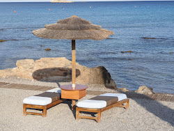 Mitsis Lindos Plajı II'in fotoğrafı geniş bir kıyı şeridi ile birlikte