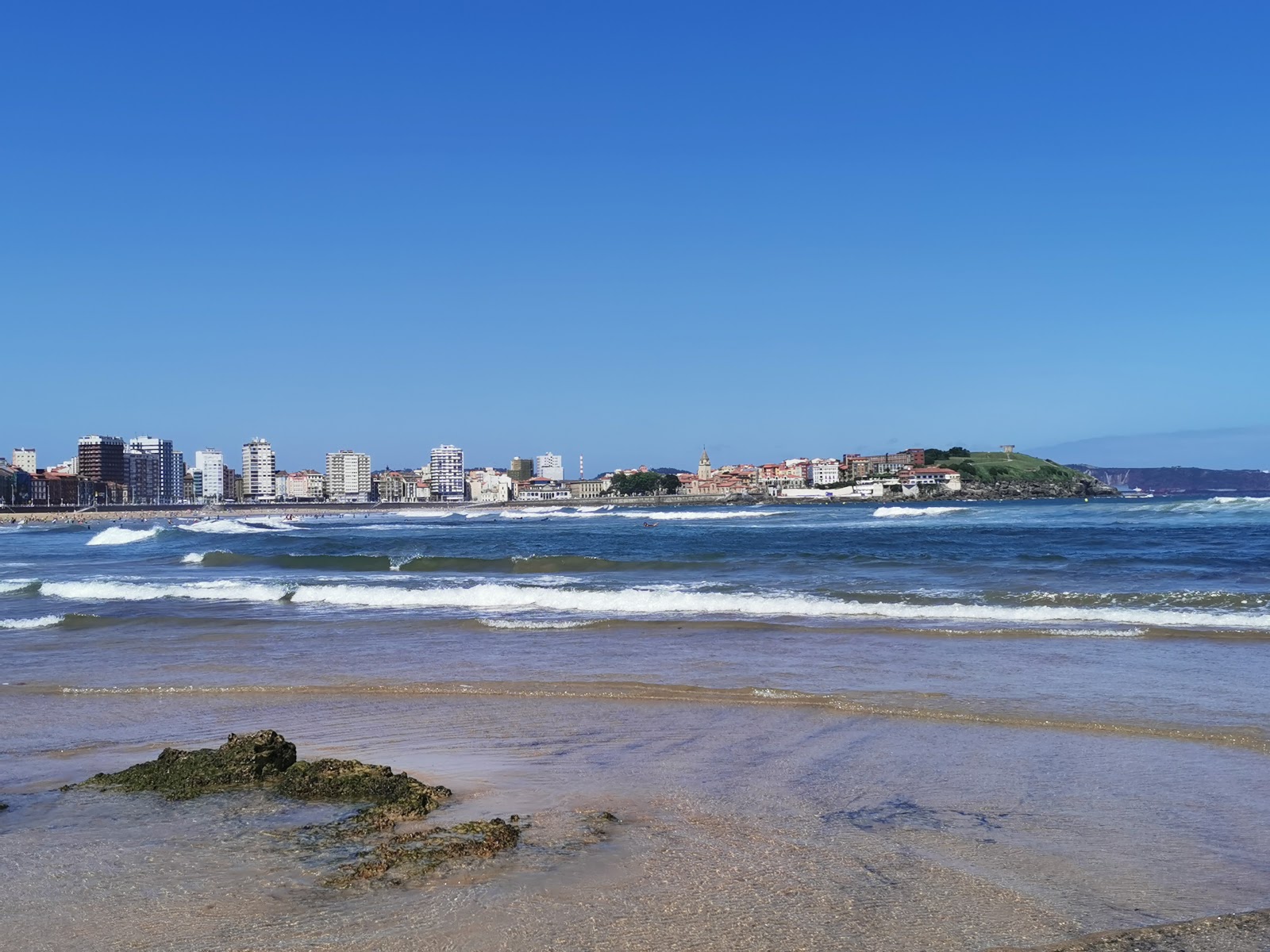 Foto di Playa de San Lorenzo con molto pulito livello di pulizia
