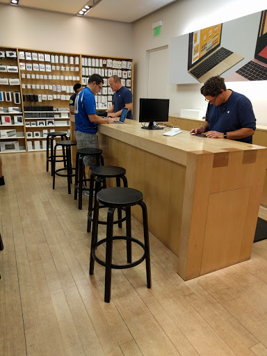 Computer Store «Apple Mayfair», reviews and photos, 2500 N. Mayfair Road, Wauwatosa, WI 53226, USA