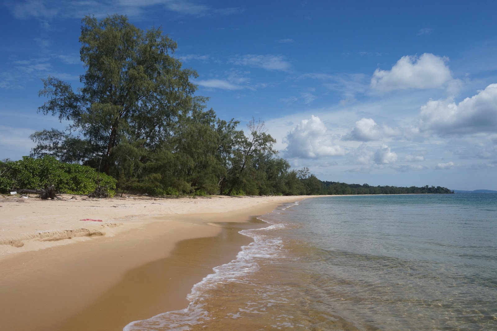 Vung Bau Beach的照片 带有碧绿色纯水表面