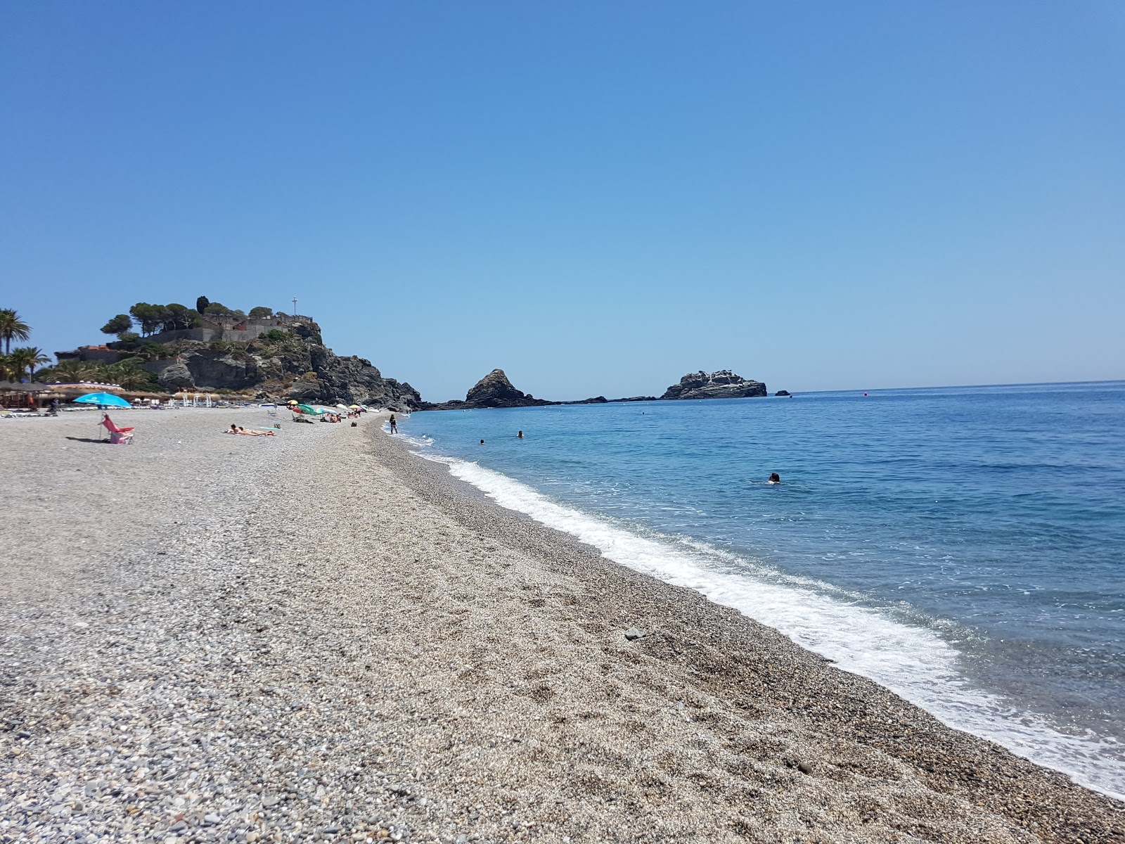 Fotografija Almunecar beach z sivi fini kamenček površino