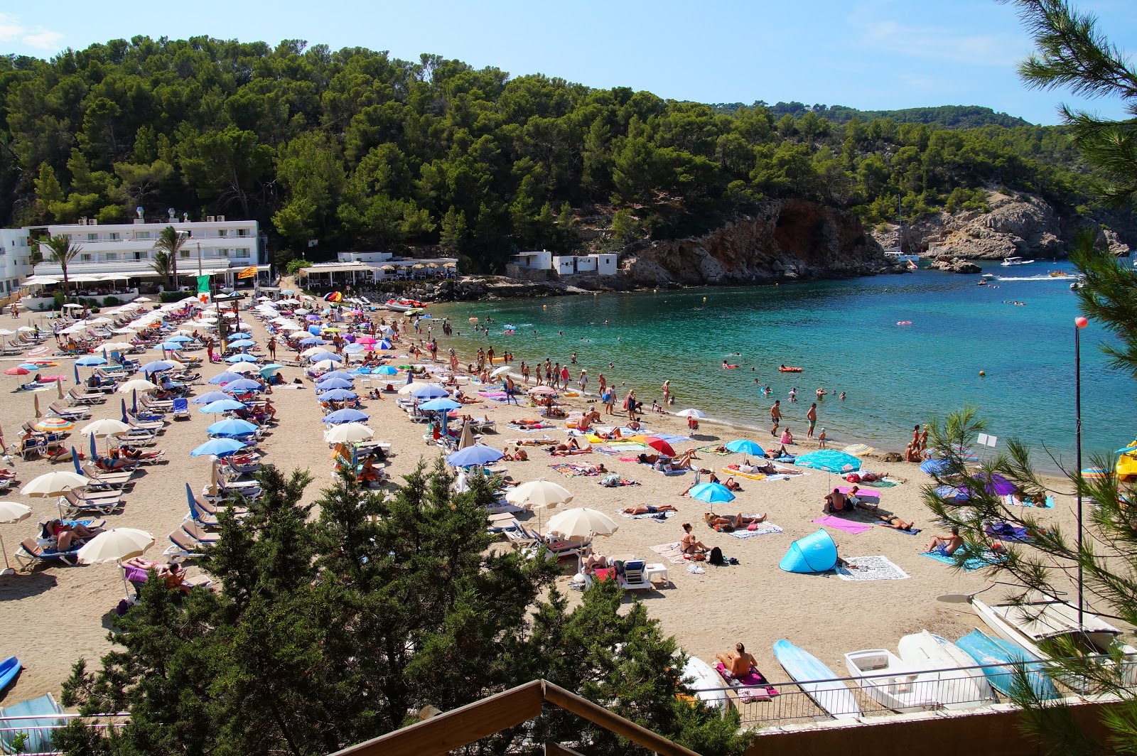 Fotografie cu Platja des Port de Sant Miquel zonele de facilități