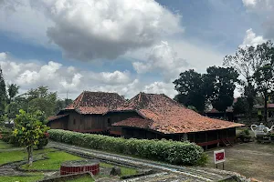 Palembang Houten Paalhuis " Limas " van Sultanaat Prinsen image