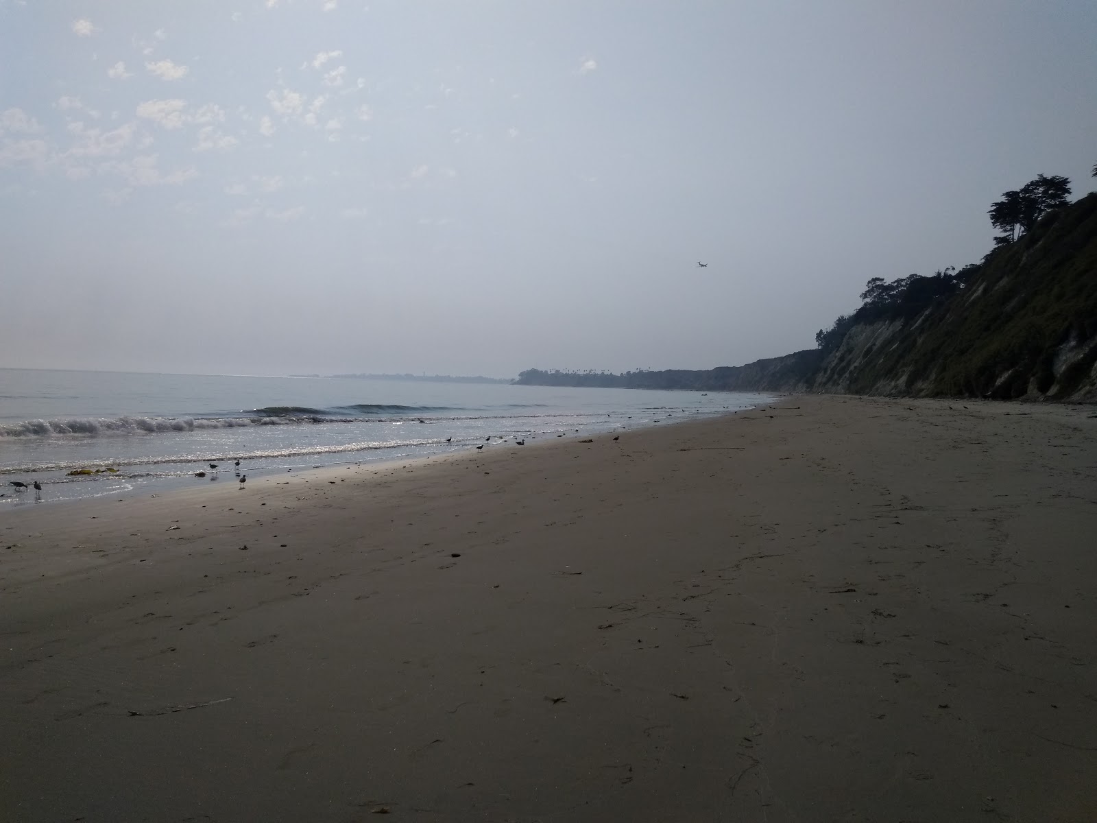 Hope Ranch Beach的照片 带有碧绿色水表面