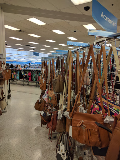 Shopping Mall «Powell Street Plaza Shopping Center», reviews and photos, 5795 Christie Ave, Emeryville, CA 94608, USA