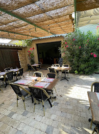 Atmosphère du Restaurant Le Petit Auzon à Vaison-la-Romaine - n°4