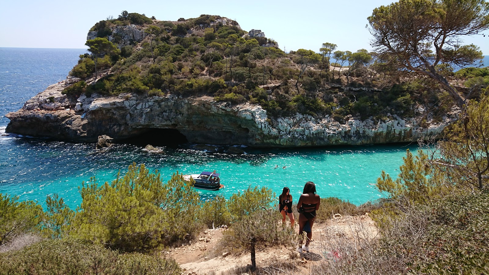 Foto von Calo del Moro Strand umgeben von Bergen