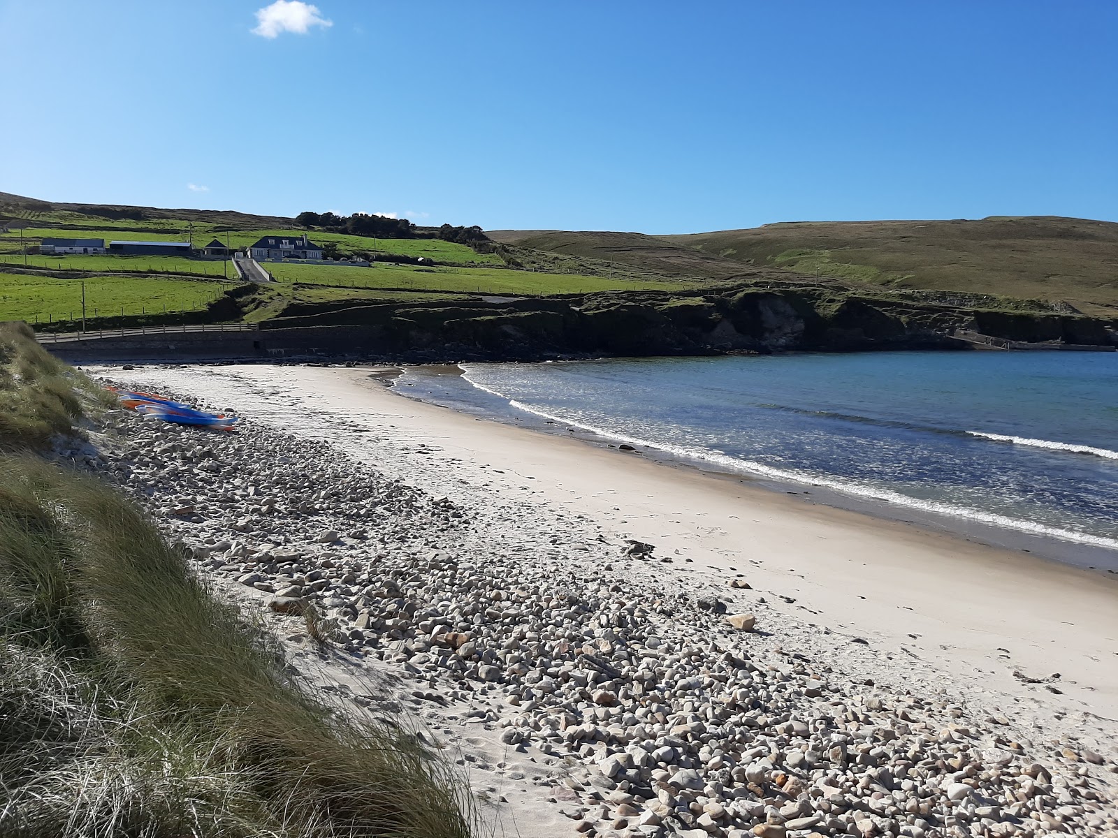 Foto van Portacloy Beach omringd door bergen