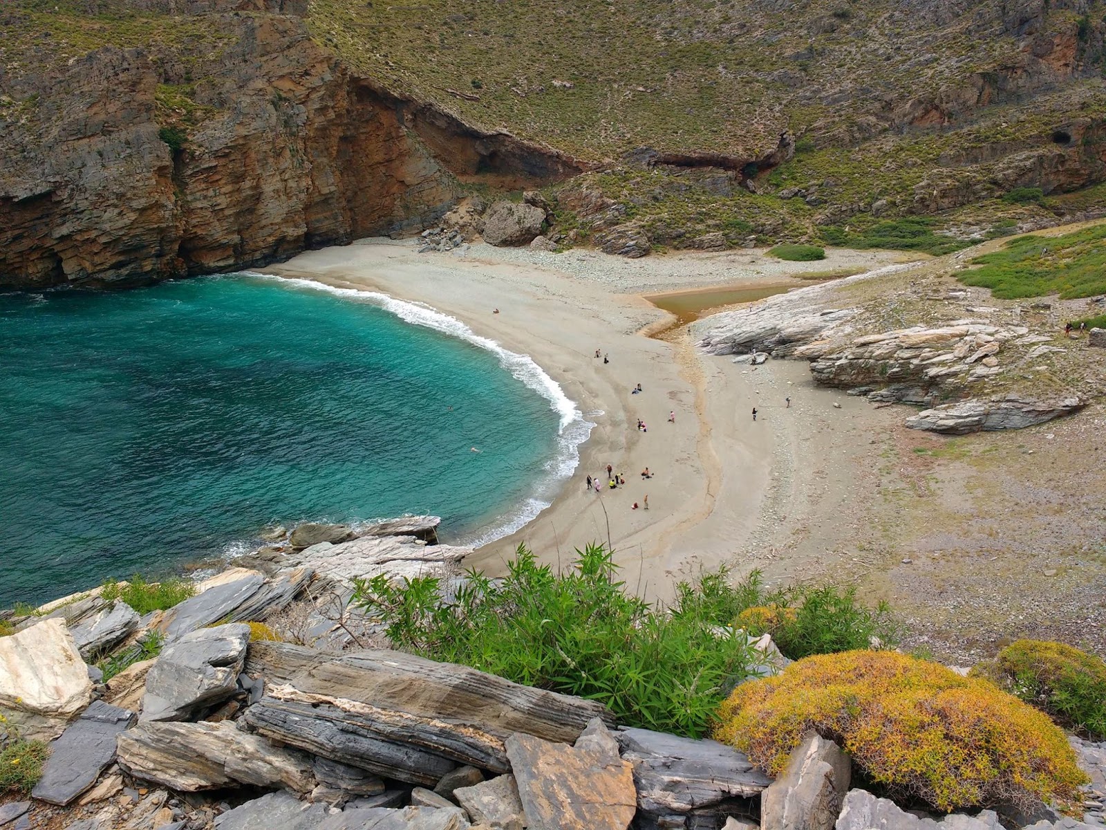 Fotografie cu Archampoli beach cu o suprafață de apa pură turcoaz