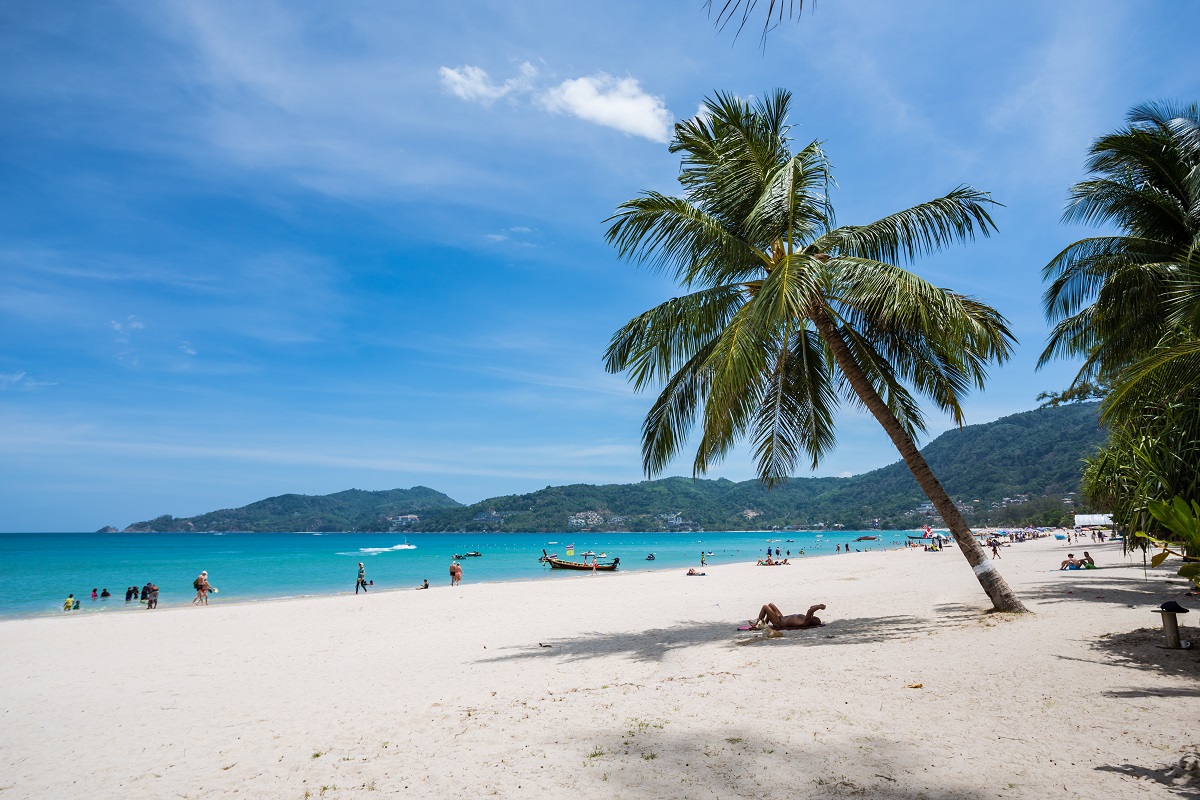 Foto de Playa de Patong con arena fina beige superficie