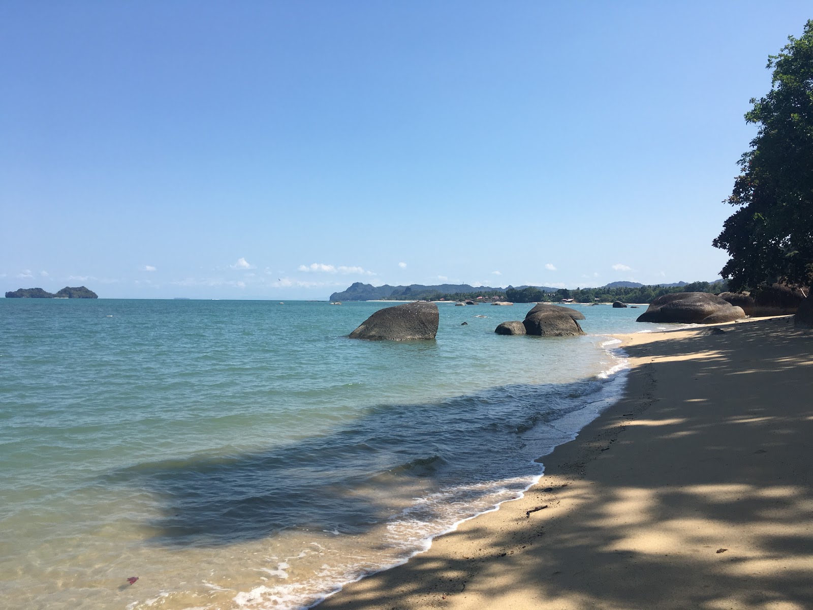 Wild Beach的照片 带有碧绿色纯水表面