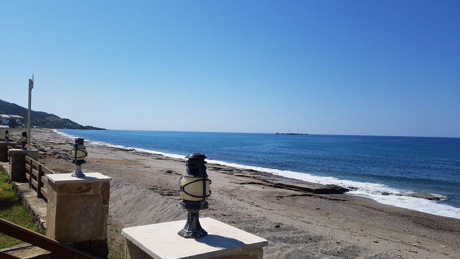 Foto av Demirtas beach II med sand med stenar yta