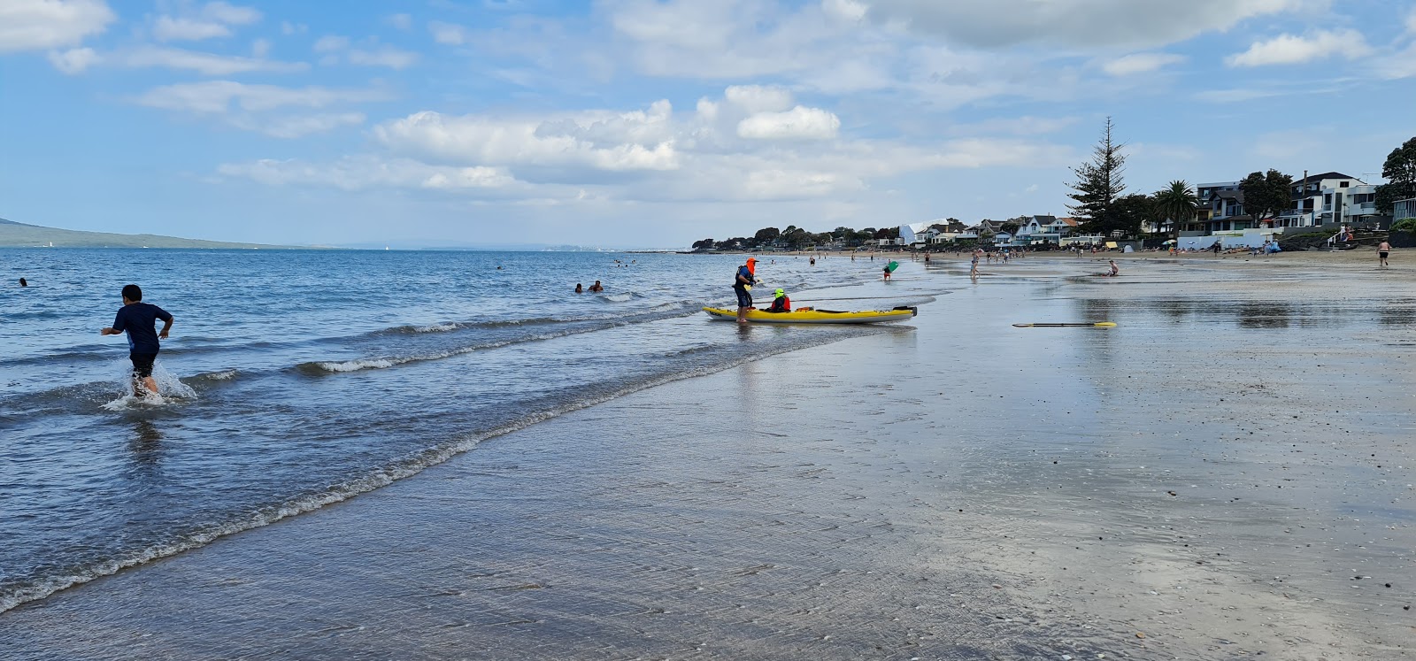 Photo de Milford Beach avec l'eau turquoise de surface