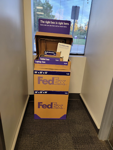 Shipping and Mailing Service «FedEx Ship Center», reviews and photos, 13500 EDS Dr, Herndon, VA 20171, USA