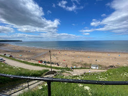 Whitby Plajı'in fotoğrafı dağlarla çevrili