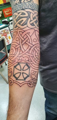 Tattoo Shop «Deluxe Tattoo Parlor», reviews and photos, 1705 Broadway St, Vancouver, WA 98663, USA