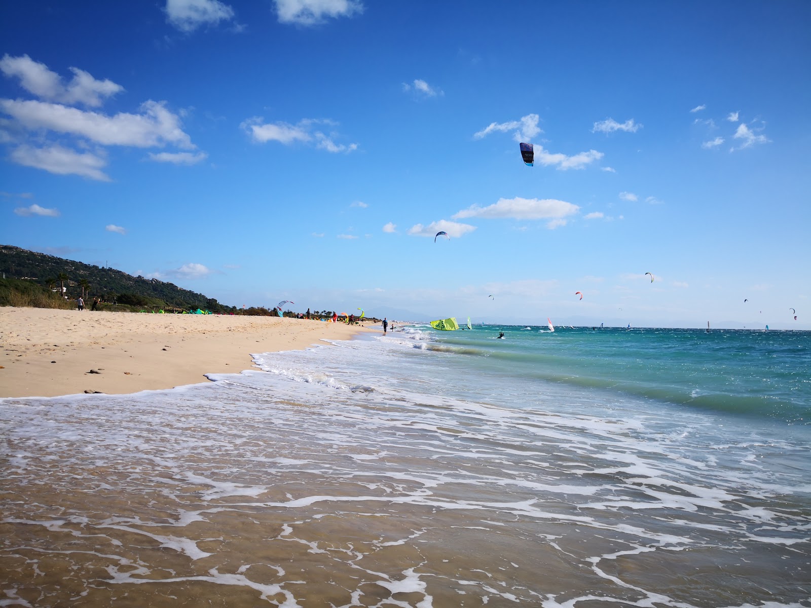 Foto di Playa de los lances con una superficie del sabbia beige fine